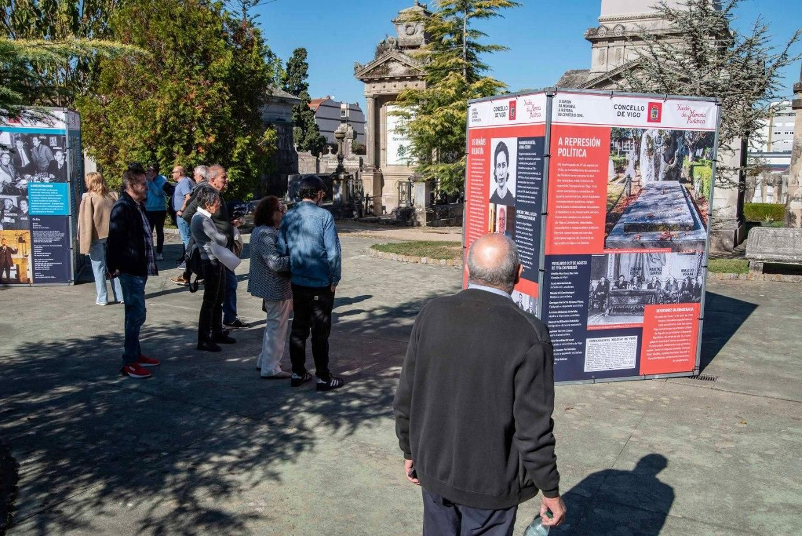 Galería | Los cementerios de Vigo se llenan en el puente de Todos los Santos