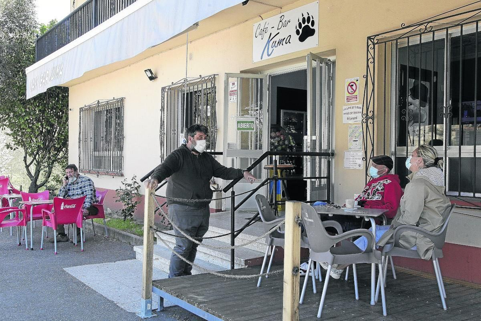 Alfonso Nogueira charla con dos clientes el último día antes del cierre. (Foto: Miguel Ángel)