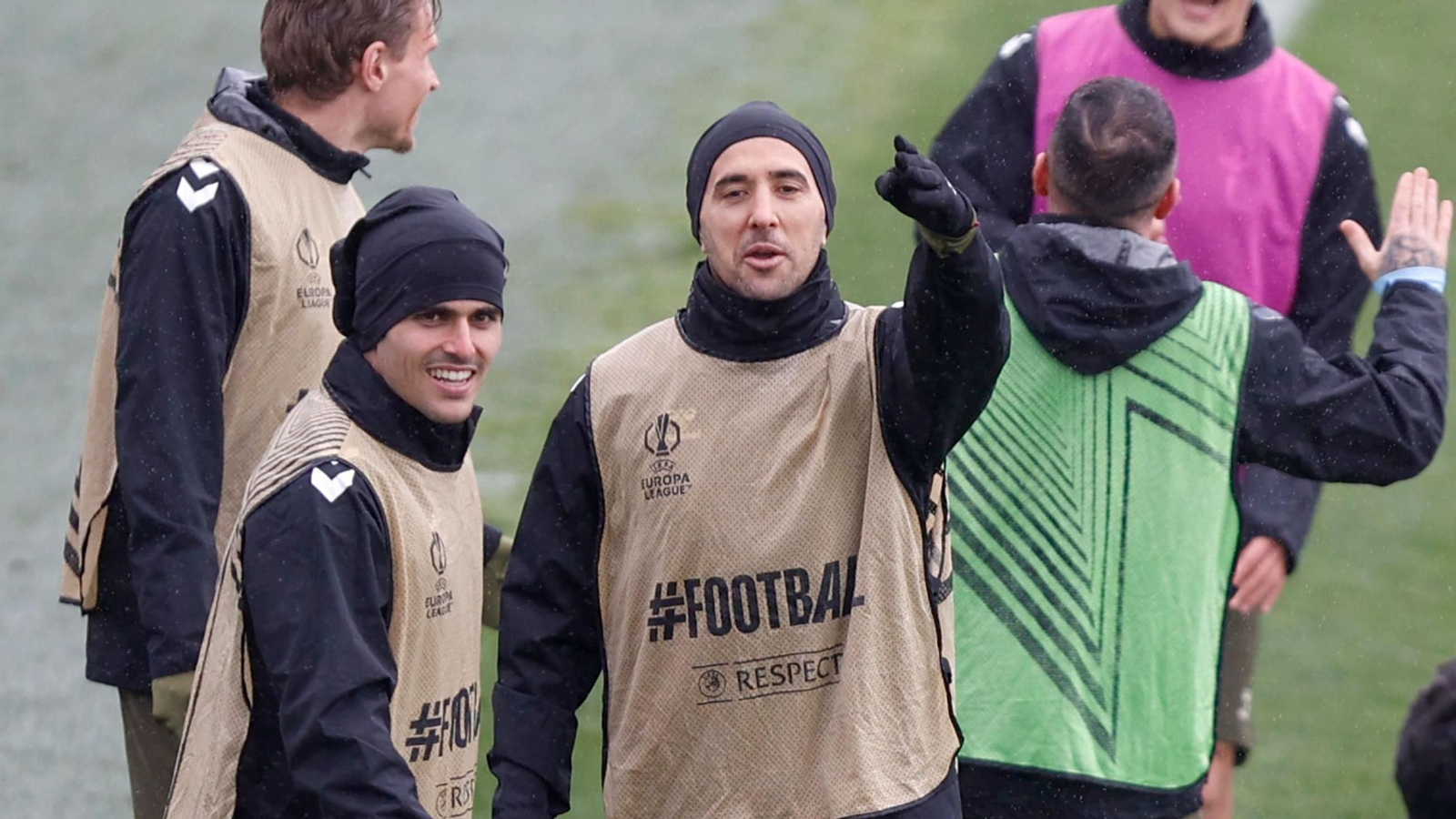 Miguel Román y Matías Vecino se disputan un puesto en la medular esta noche contra el PAOK.