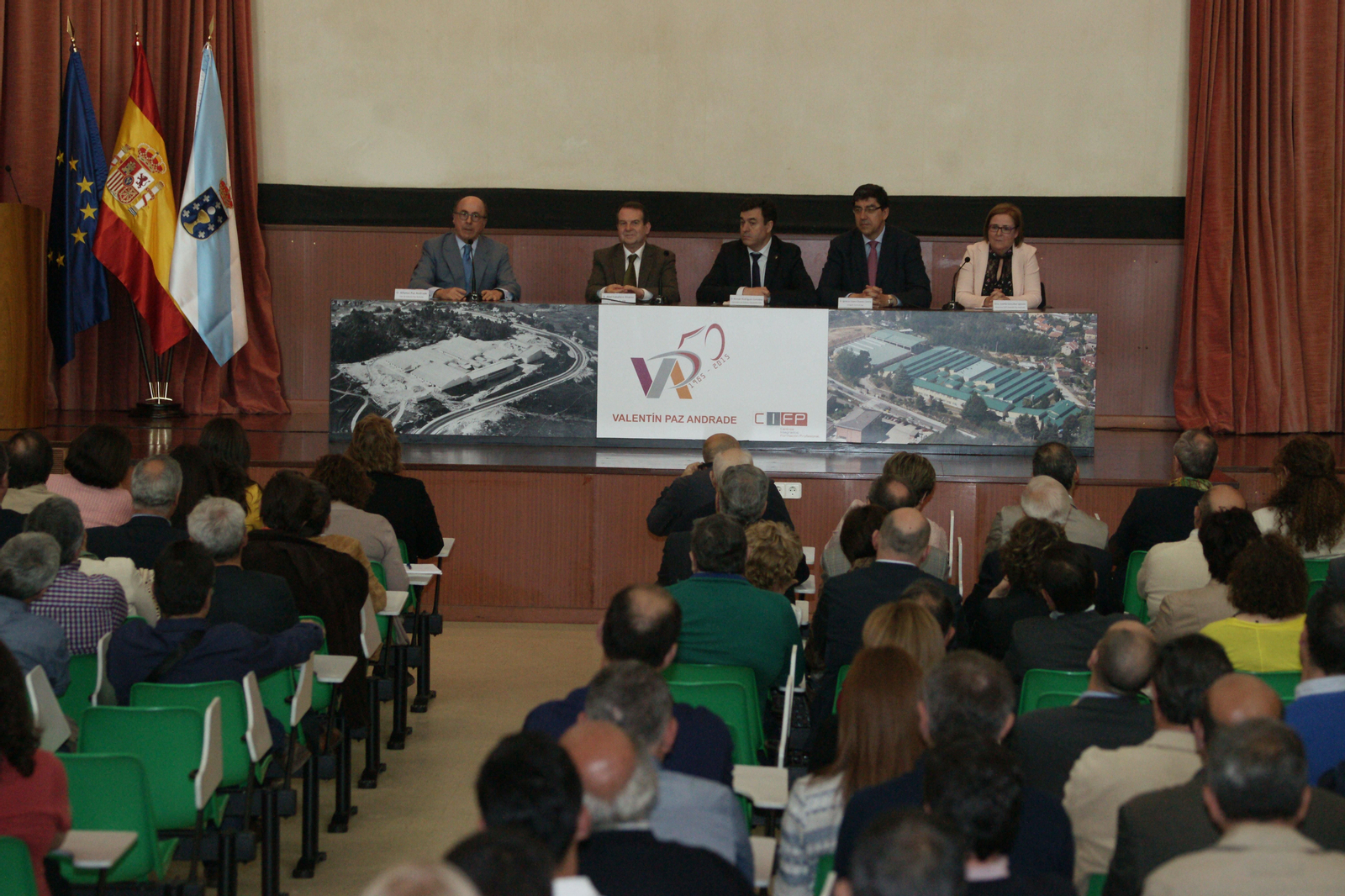 El salón de actos estaba abarrotado: acudieron profesores y alumnos de varias promociones.