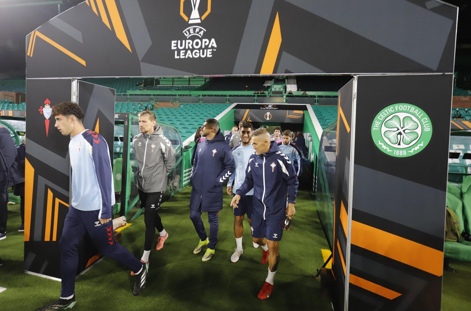 La plantilla del Celta se ejercitó ayer sobre el césped de Celtic Park, escenario del duelo de esta noche.