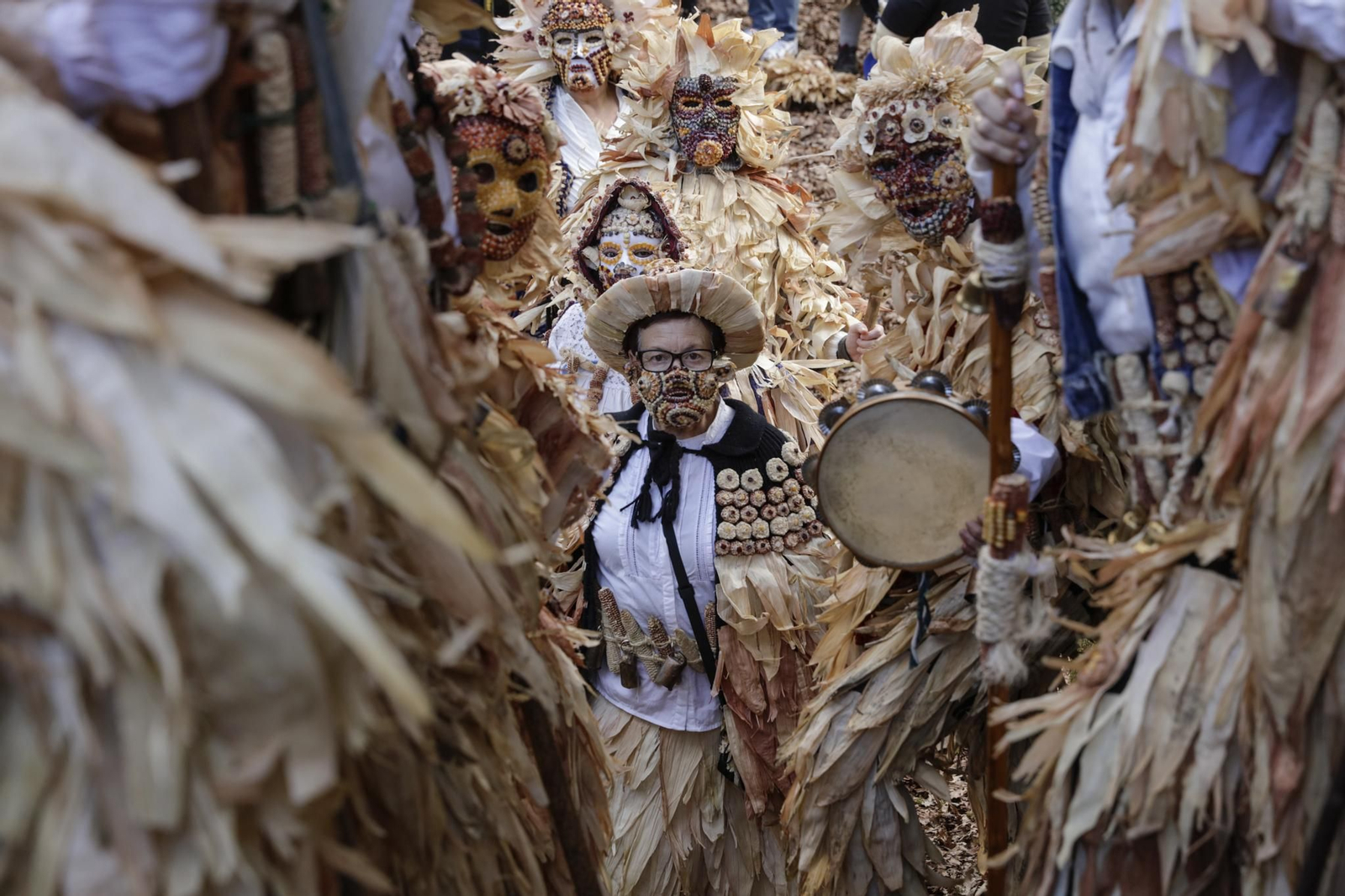 Galería | El follateiro, un traje que encuentra su materia prima en la naturaleza