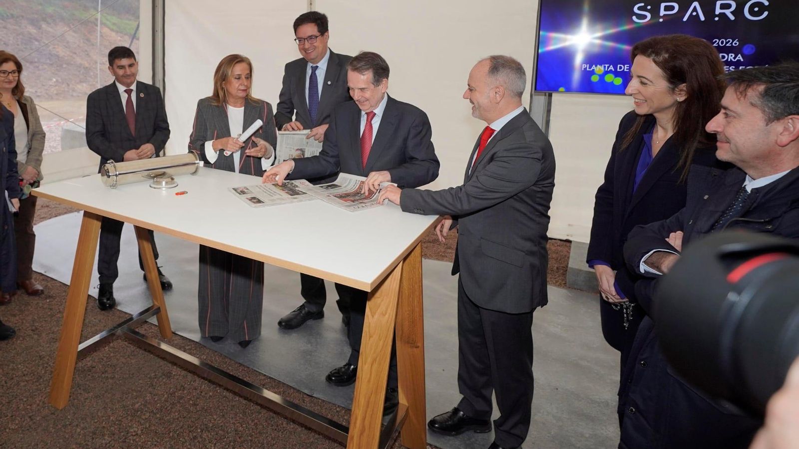 En la cimentación de la primera piedra se ha introducido una "Caja del tiempo" en la que se han incluido los periódicos del día, entre los que estaba un ejemplar de Atlántico.