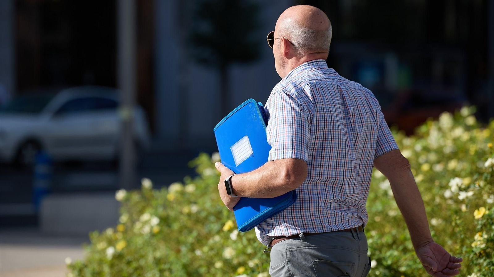 Una persona mayor paseando en un parque, en una imagen que representa a los pensionistas del sistema público de la Seguridad Social.