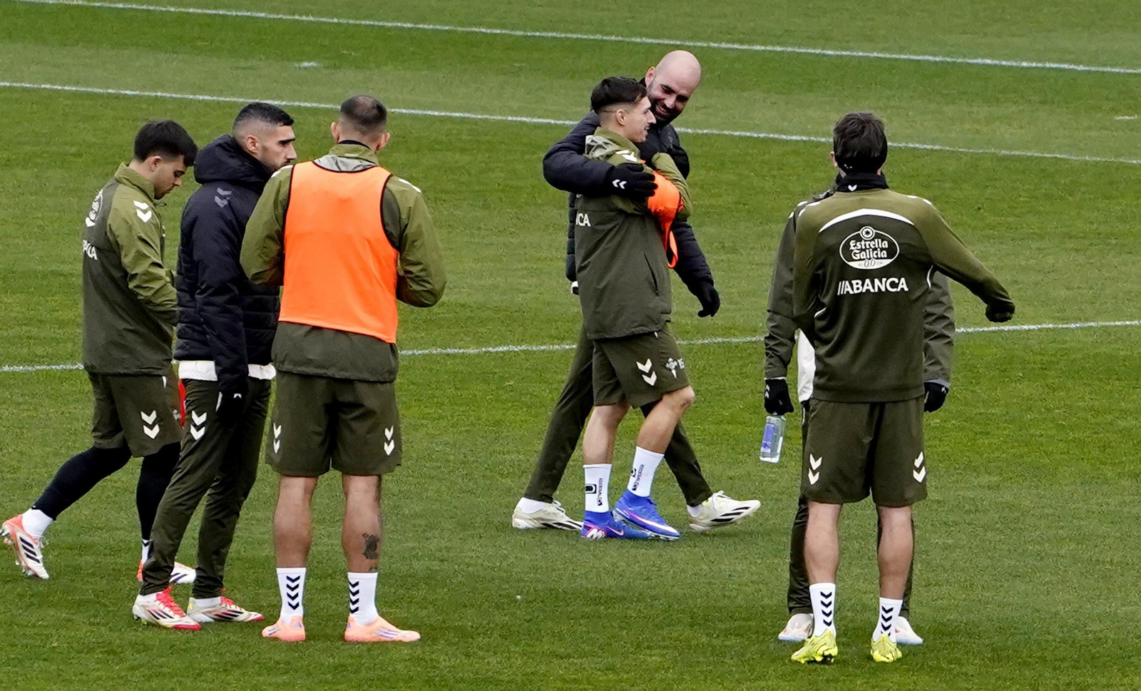 Claudio Giráldez, técnico celeste, bromea con Bryan Zaragoza en el entrenamiento de ayer.