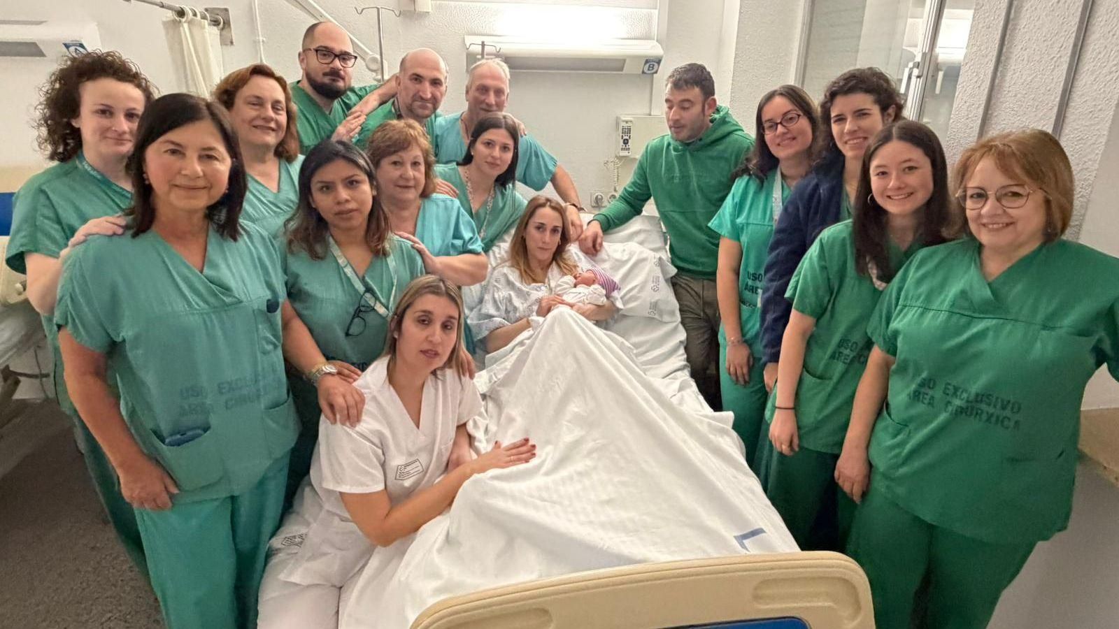 El equipo sanitario de guardia en el CHUO posa tras asistir al primer nacimiento de 2026 en la provincia de Ourense.