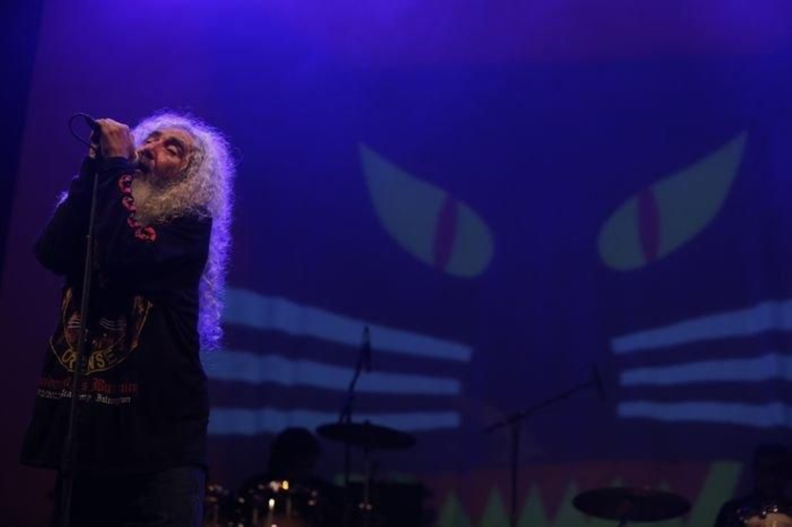 Yosi Domínguez cantando en el Derrame Rock.