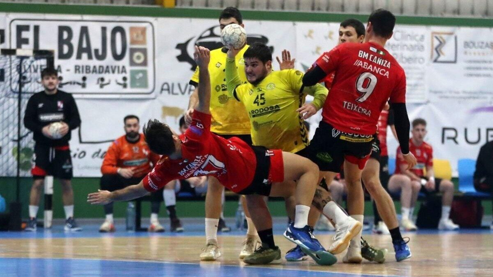 Mario Fernández, del Ribeiro Rodosa, intenta zafarse de Teixeira y Álex Pereira, del Cañiza. | Foto: Marcos Atrio
