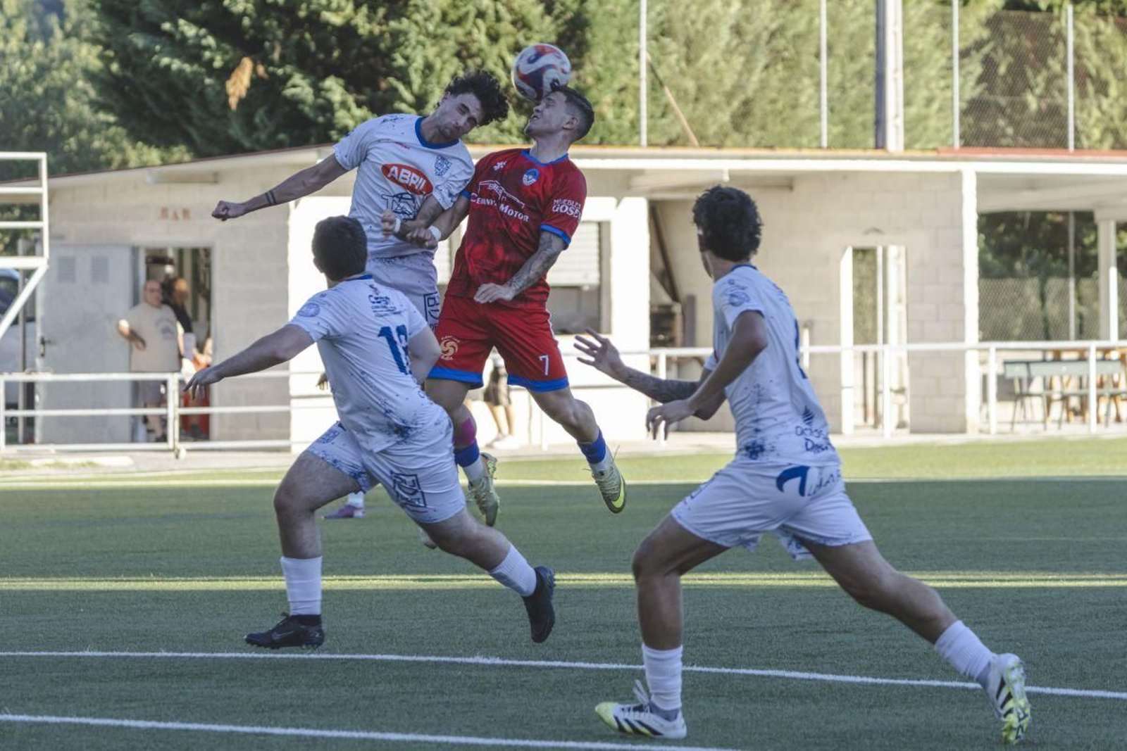 Jorginho, el goleador del Celanova en A Abelleira, lucha por alto con un defensa del Velle.