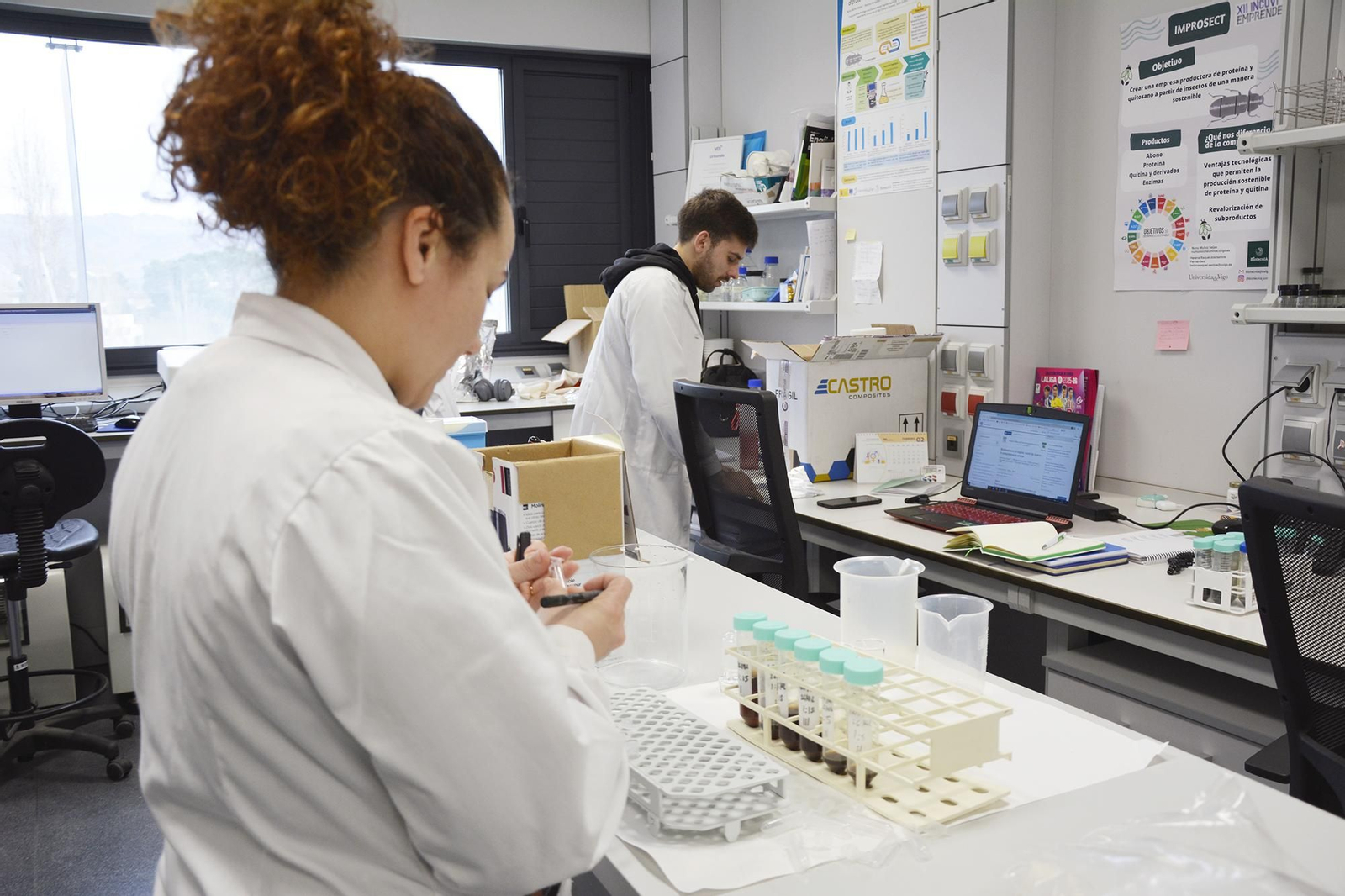 Investigadores en el edificio del Campus Auga.