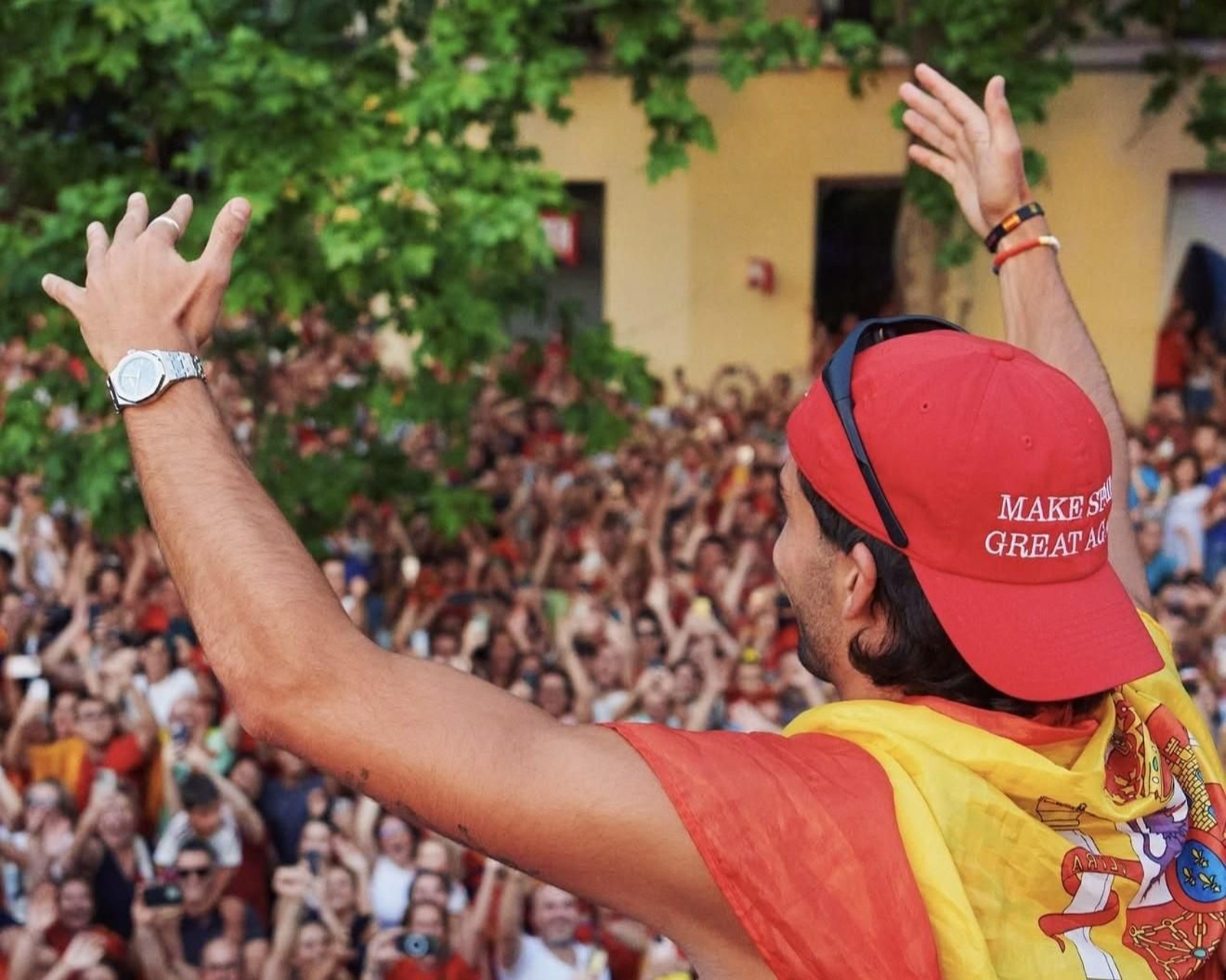 Ferrán Torres en la celebración del Mundial con su comentada gorra