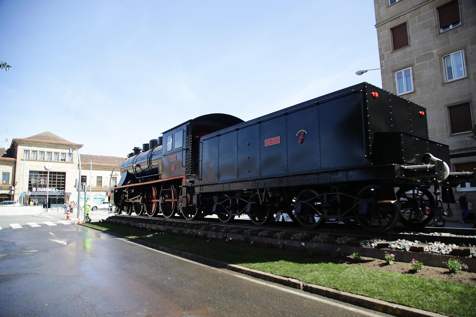 Galería | La locomotora vuelve a lucir en el barrio de A Ponte