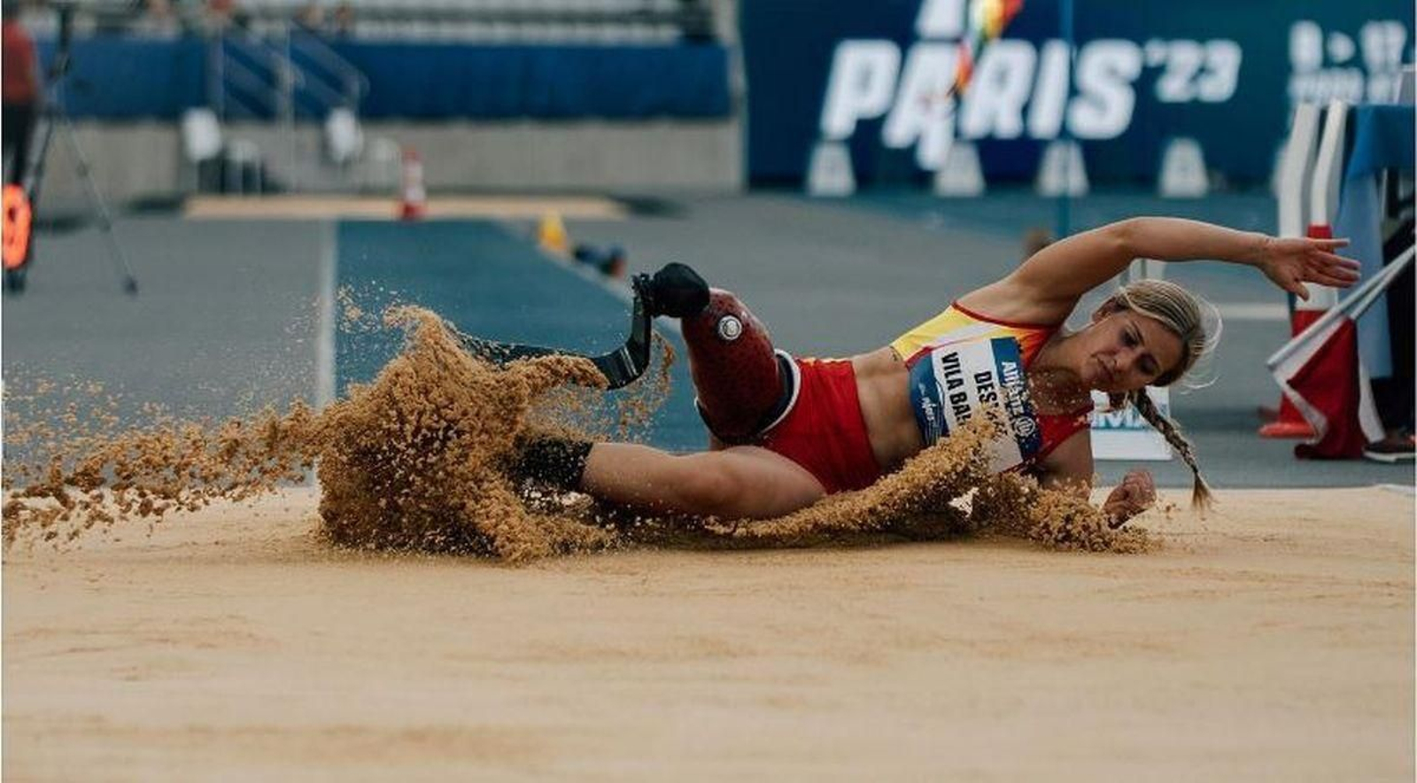 La atleta de Gondomar termina la ejecución de uno de sus saltos en el Mundial de París del pasado sábado.