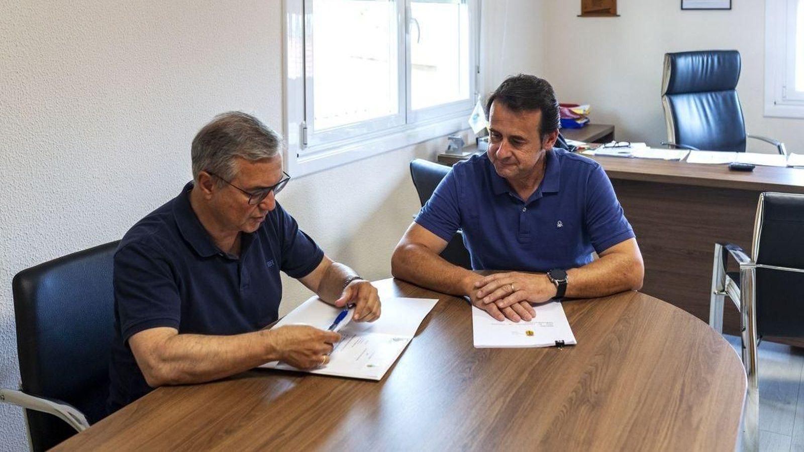 Luis Menor y José Antonio Pérez, durante su encuentro.