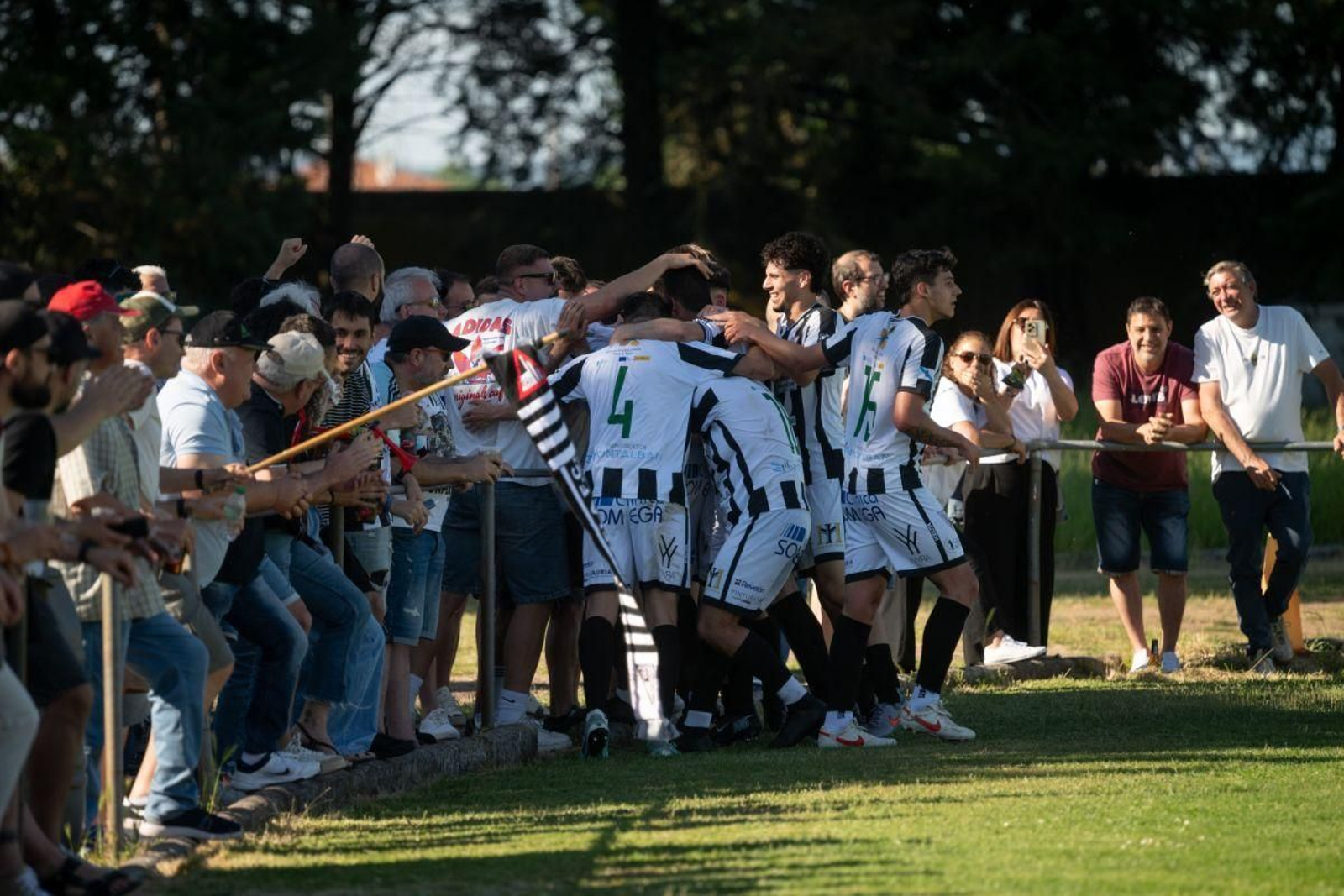 Los jugadores del Antela celebran con su público el tanto marcado por Pucho al Betanzos en el campo de A Moreira.