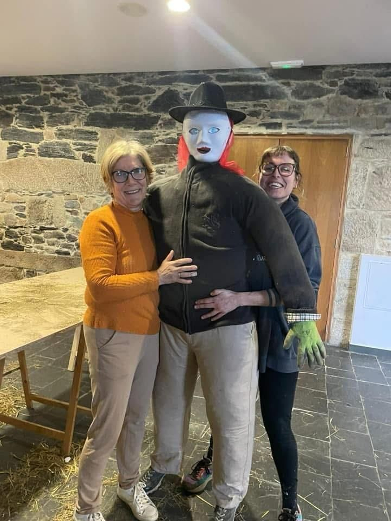 Galería |  A Gudiña crea de nuevo sus  figuras del Entroido