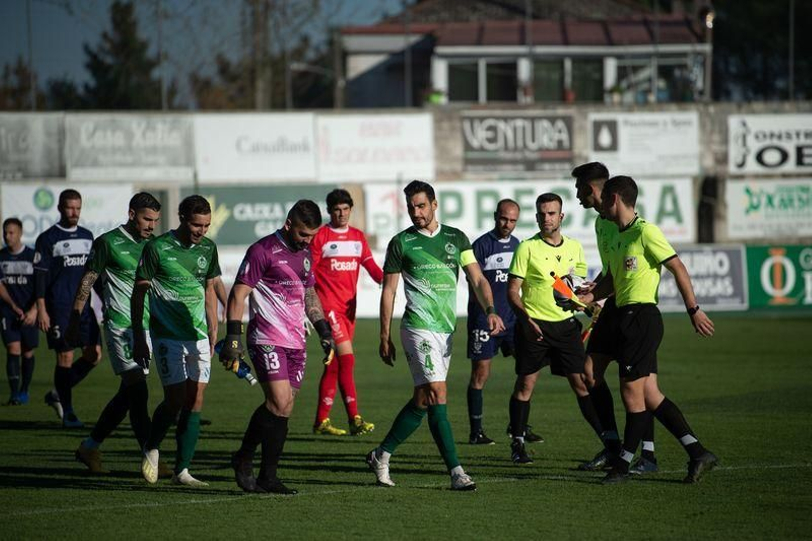 El partido entre el Arenteiro y el Marino en Espiñedo (ÓSCAR PINAL).