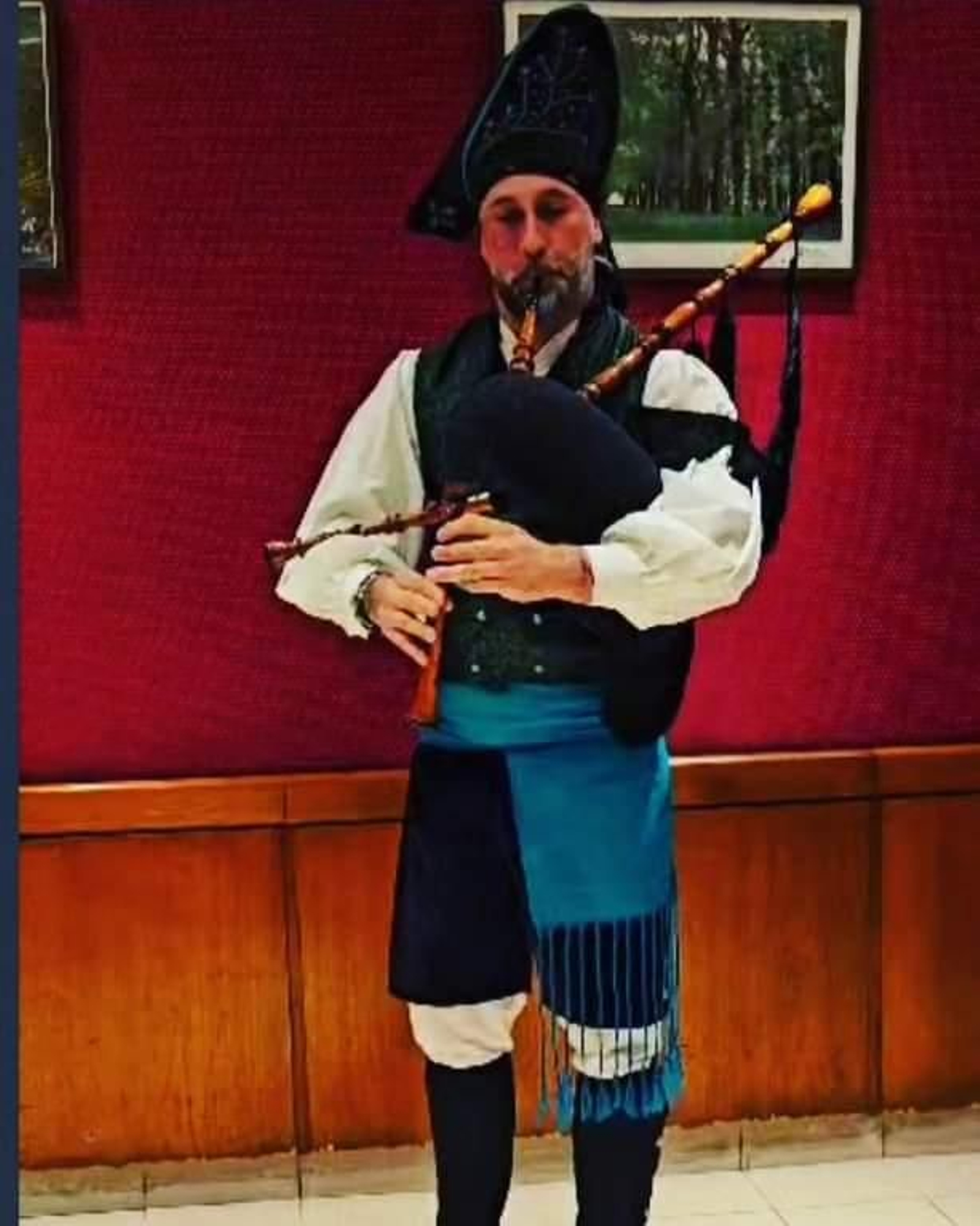 Pablo Flores con su gaita en un evento del Centro Lalín de Buenos Aires.