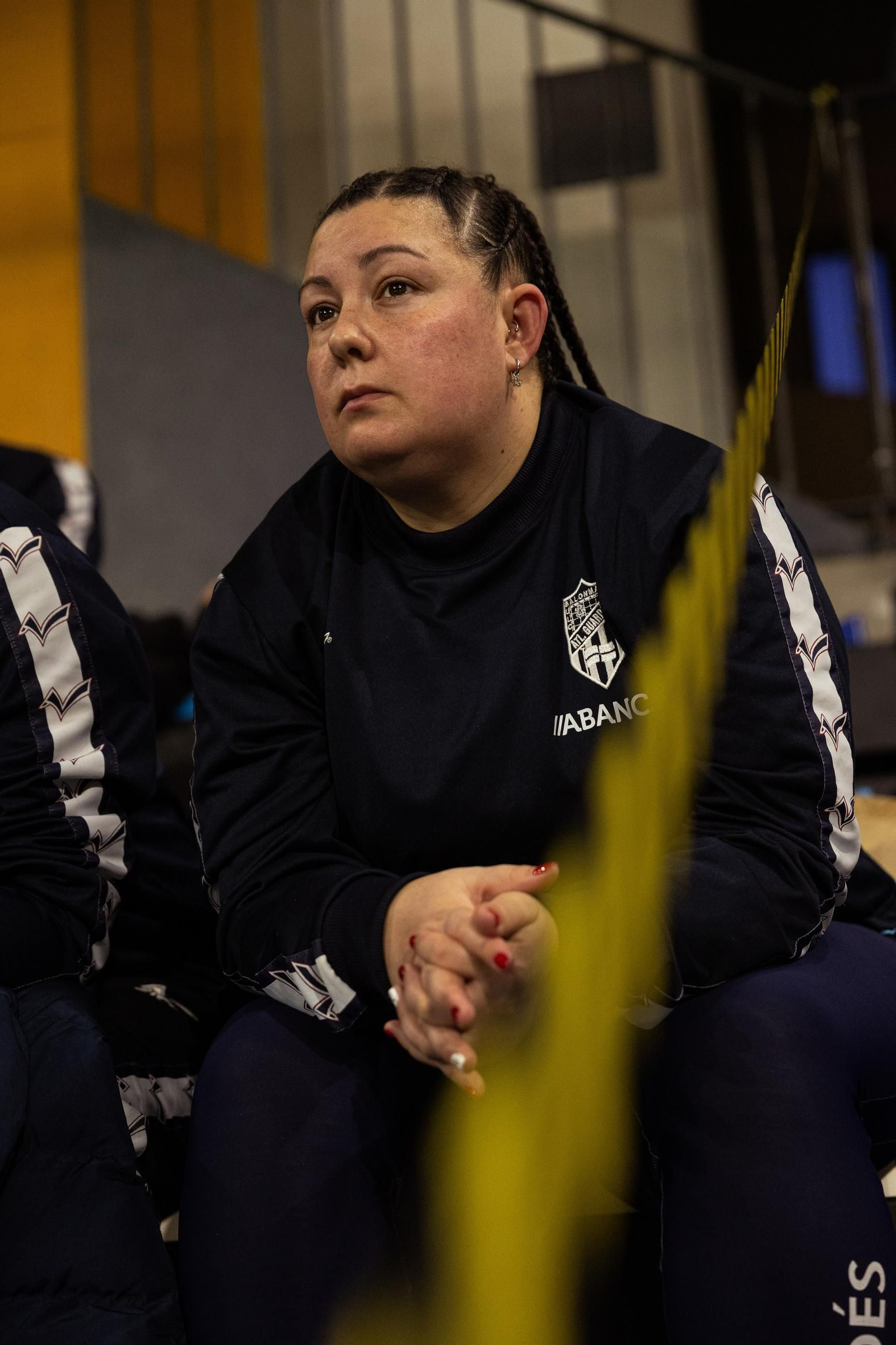 En medio del ruido, Gloria, alma del Guardés, se aparta.