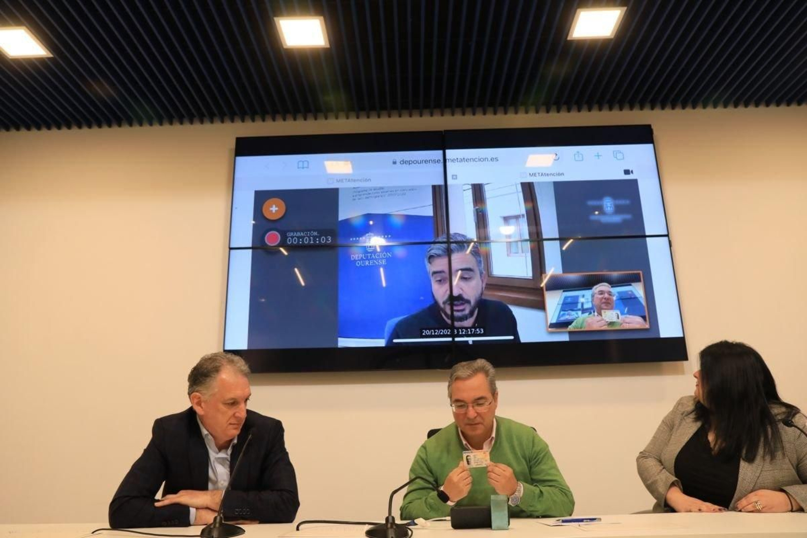 Luis Menor realiza un trámite por voz a modo de prueba