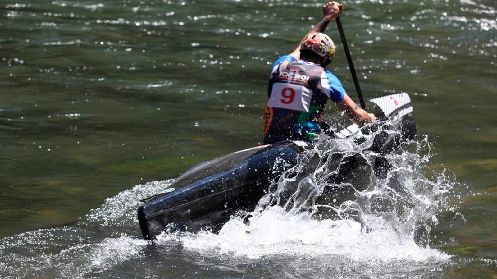 Uno de los piragüistas durante la prueba disputada en el año 2019 en aguas del Sil (JOSÉ PAZ).
