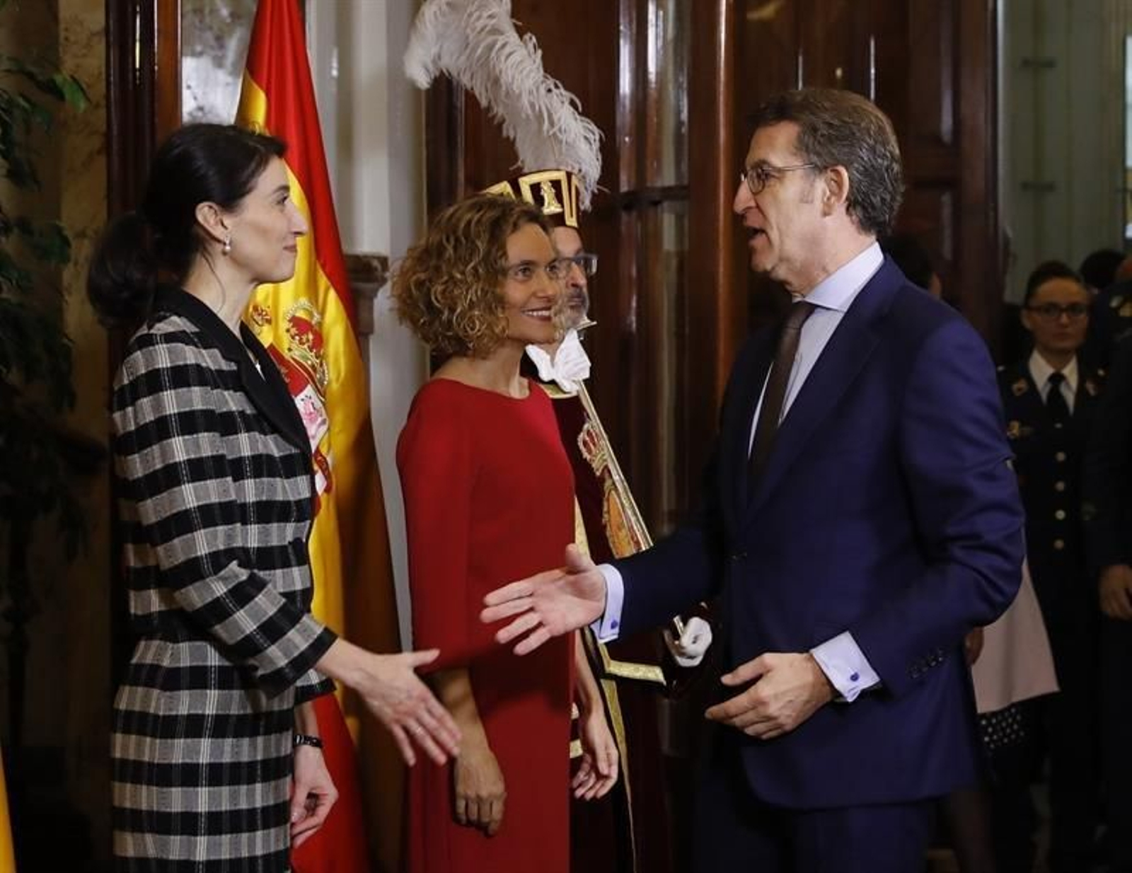 El presidente la Xunta de Galicia, Alberto Núñez Feijóo, saluda a las presidentas del Congreso y del Senado, Meritxell Battet y Pilar Llop,