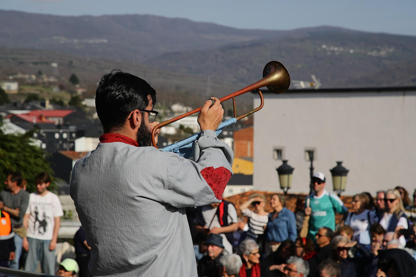 Suenan las trompetas, se acerca Doña Urraca.
