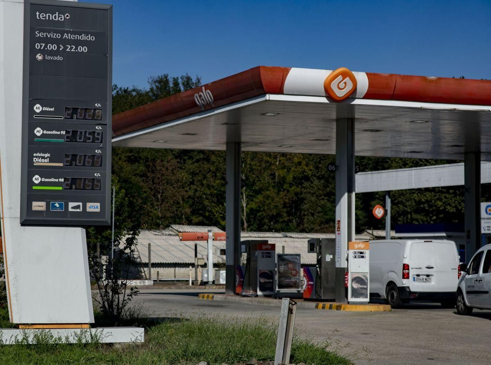 Una gasolinera en Beade que sobrepasa los dos euros en gasolina y diésel