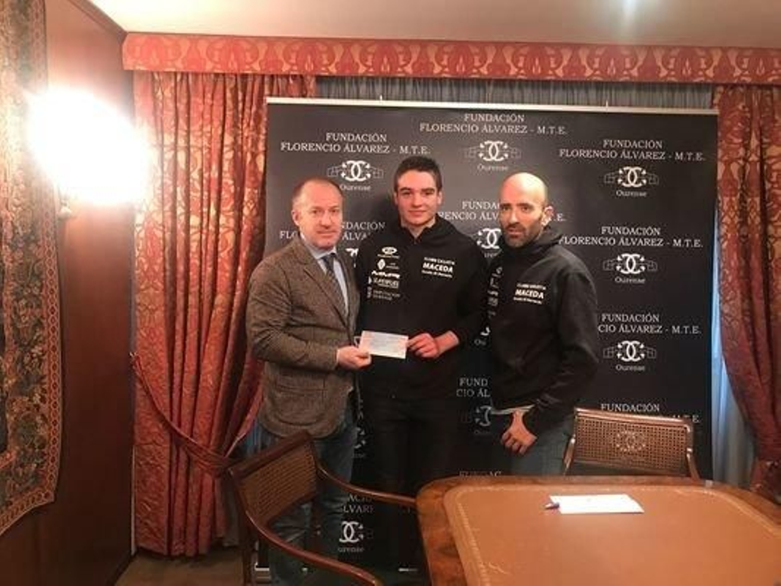 Marco Vázquez Álvarez, Carlos Canal y Xulio Conde, en la entrega de la beca de formación.