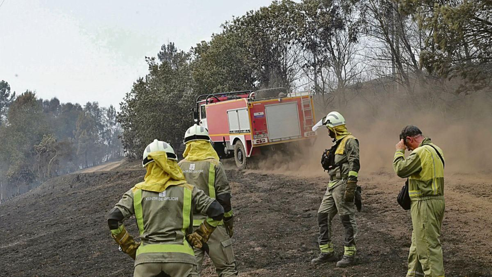 Una brigada forestal de la Xunta descansa tras la extinción de un incendio.