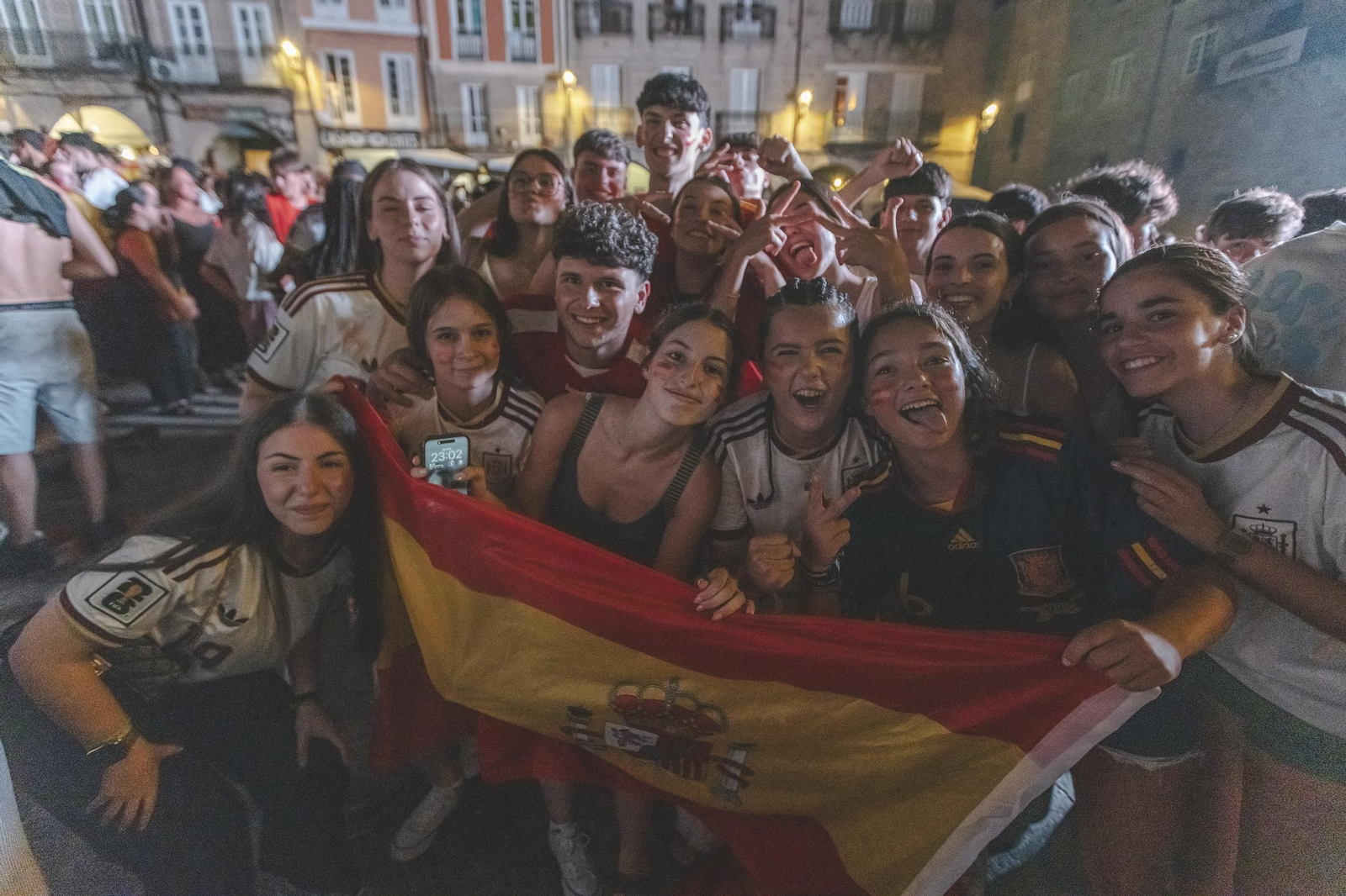 Galería | Camisetas, banderas y las calles de Ourense llenas de emoción por ver a España jugar los cuartos de final, en fotos