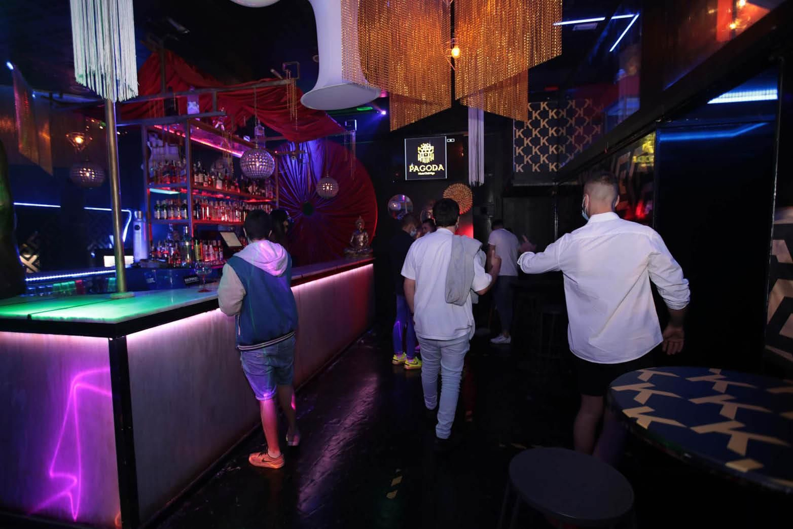 Jóvenes de fiesta en uno de los pubs de la ciudad este verano.