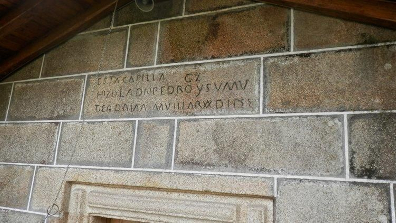 Una de las inscripciones en la capilla de Cachamuiña.