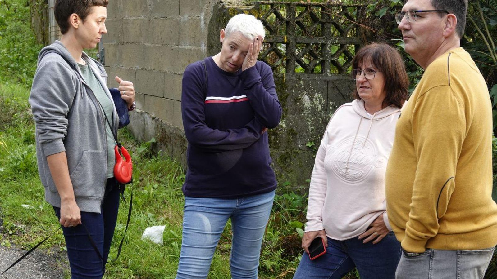 Iria, Maite, Ana y Beni, ayer cerca de la casa del denunciado en Ponteareas.