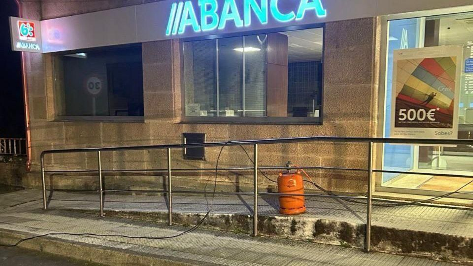 Un artefacto chapucero con una bombona en la calle conectada a un tubo en el interior del cajero.