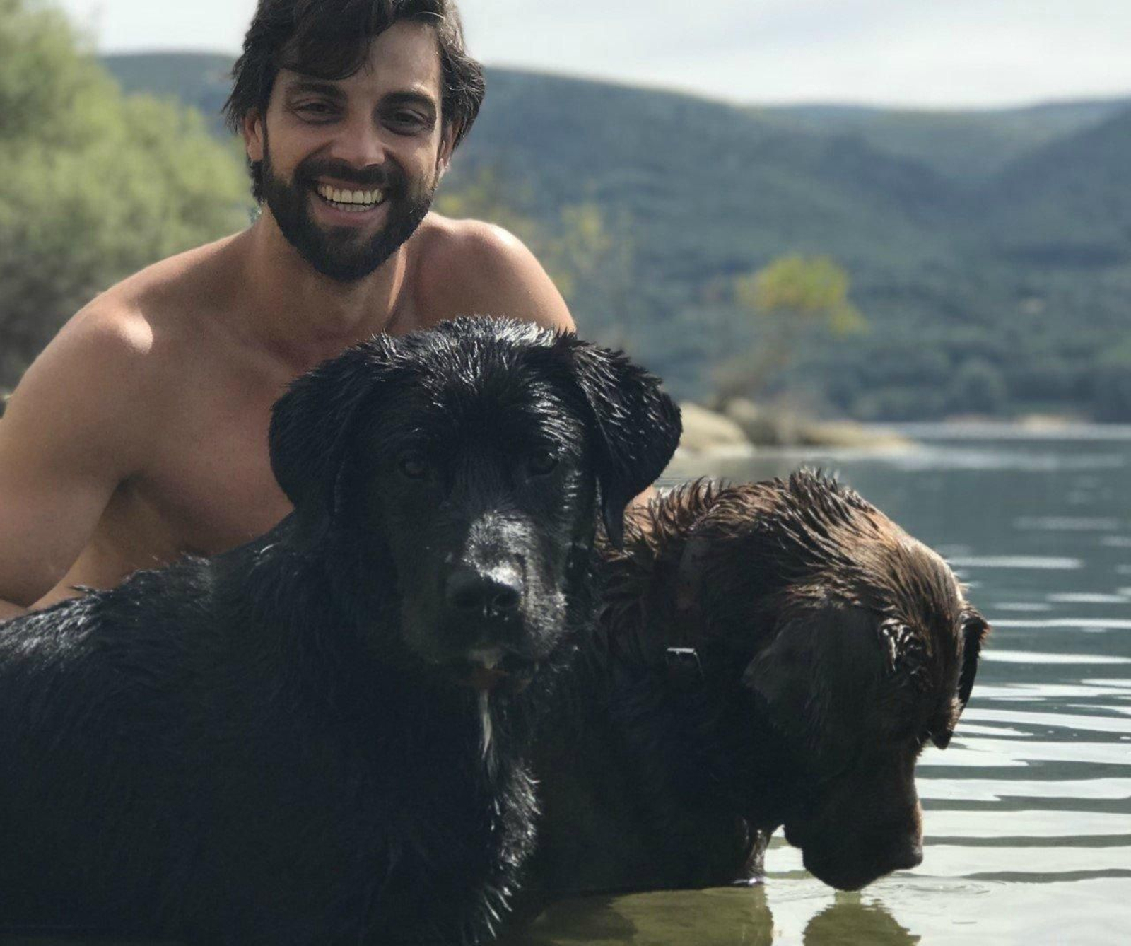 Christian Escuredo posa con sus mascotas.