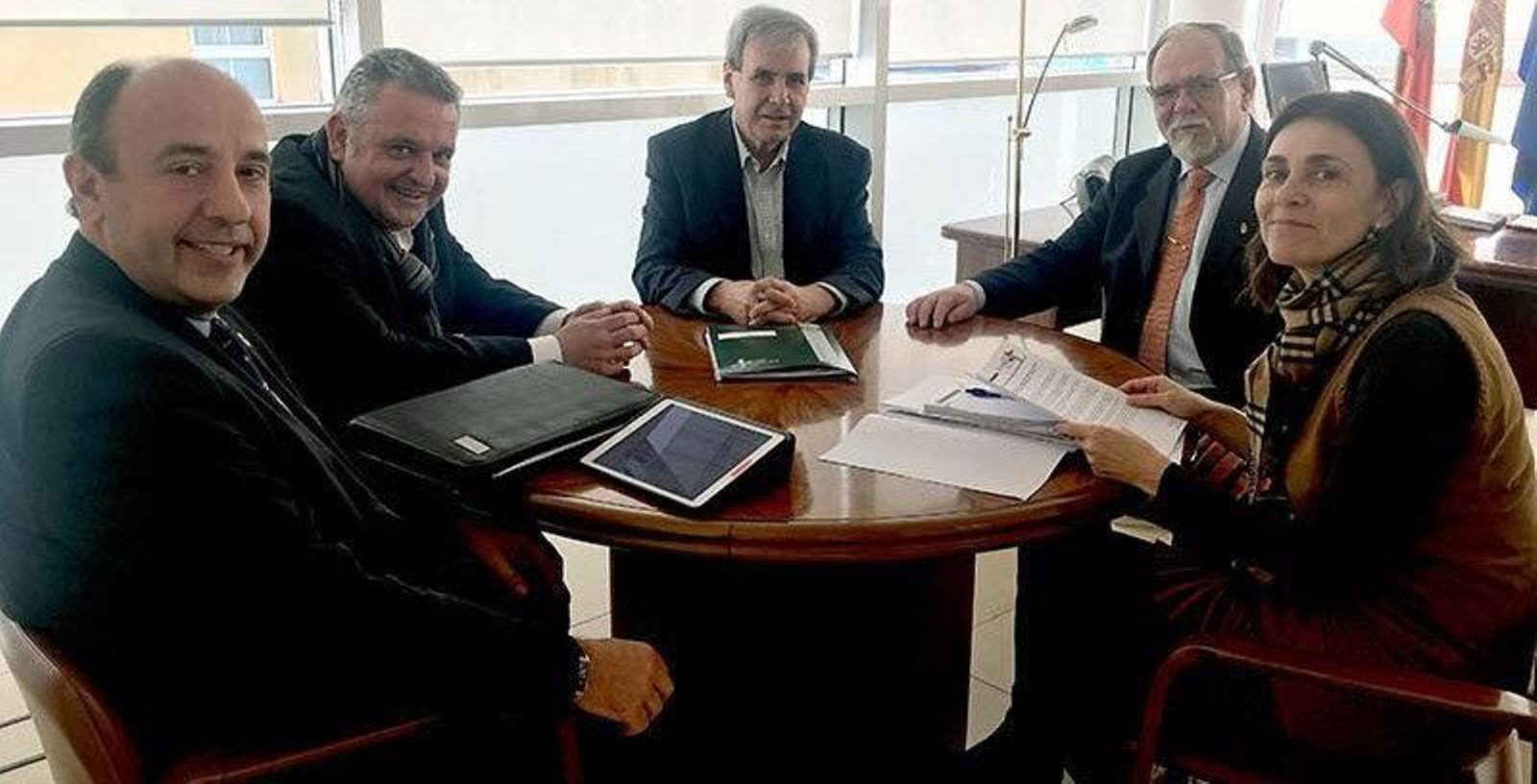 El consejero y la directora de Gabinete de la Consejería, Paula Fernández, con los miembros de la Casa de Cantabria en Barcelona