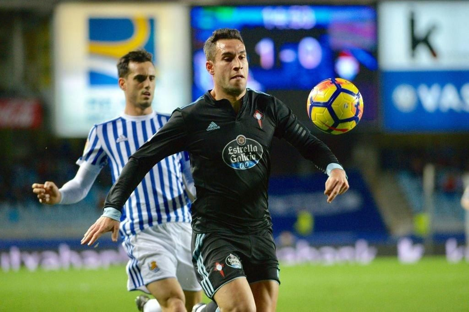 Hugo Mallo protege el balón ante el delantero de la Real Juanmi.