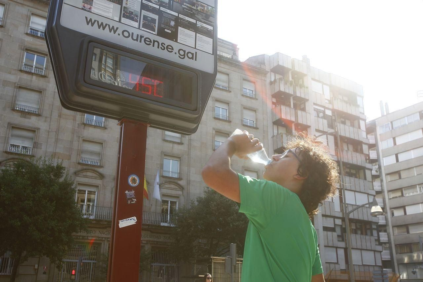 Un joven ourensano se refresca el pasado 14 de julio, día de máxima absoluta (MIGUEL ÁNGEL).