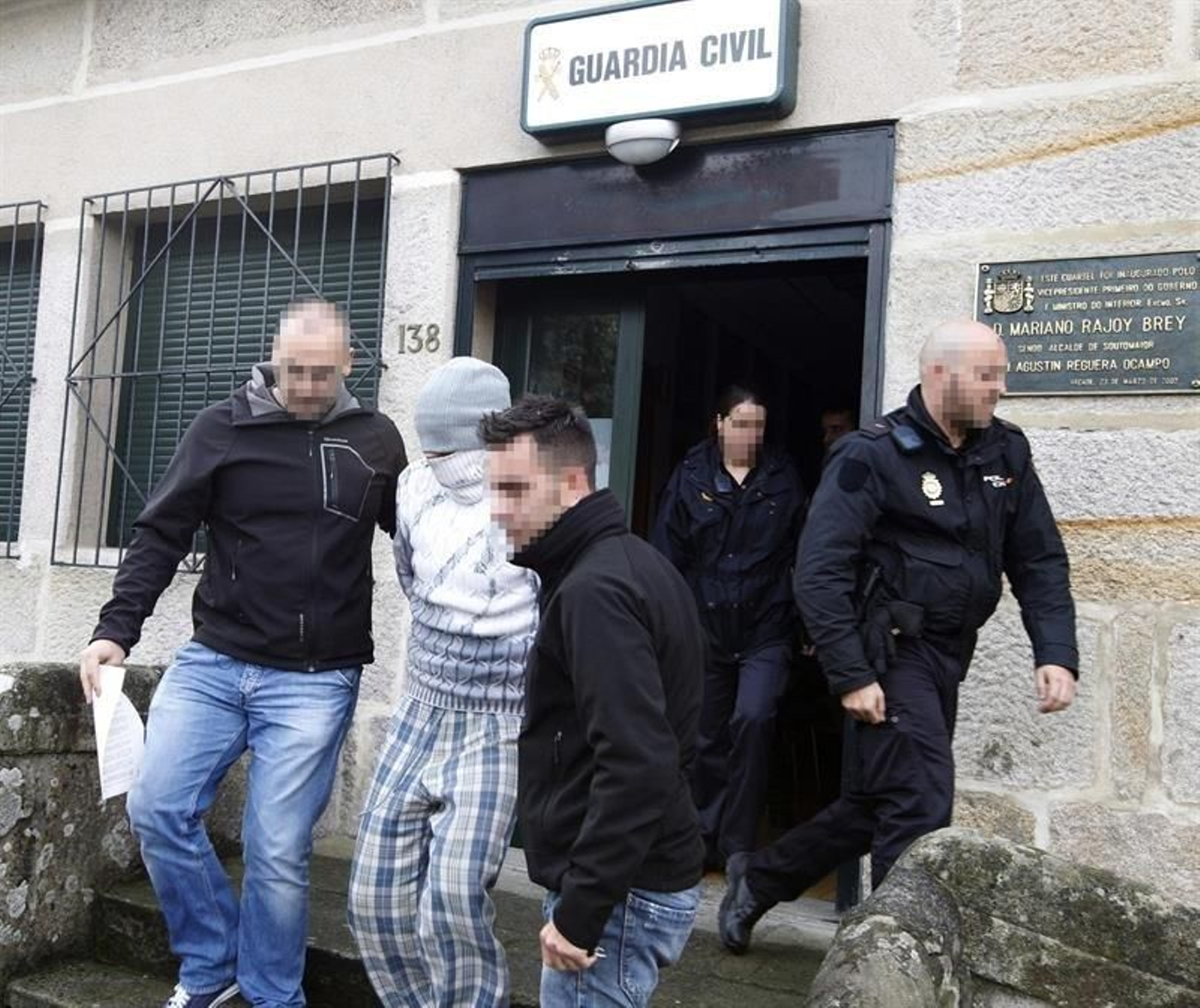 En la foto el detenido a la salida del cuartel de la Guardia Civil de Arcade.