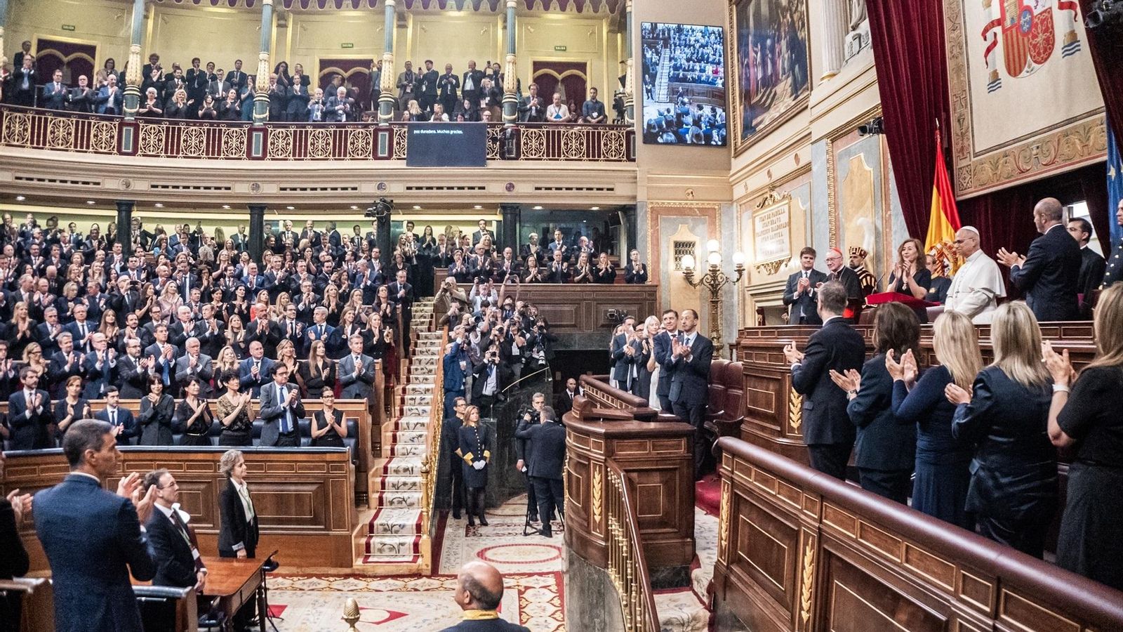 El papa León XIV recibe una larga ovación tras su intervención en el Congreso de los Diputados.