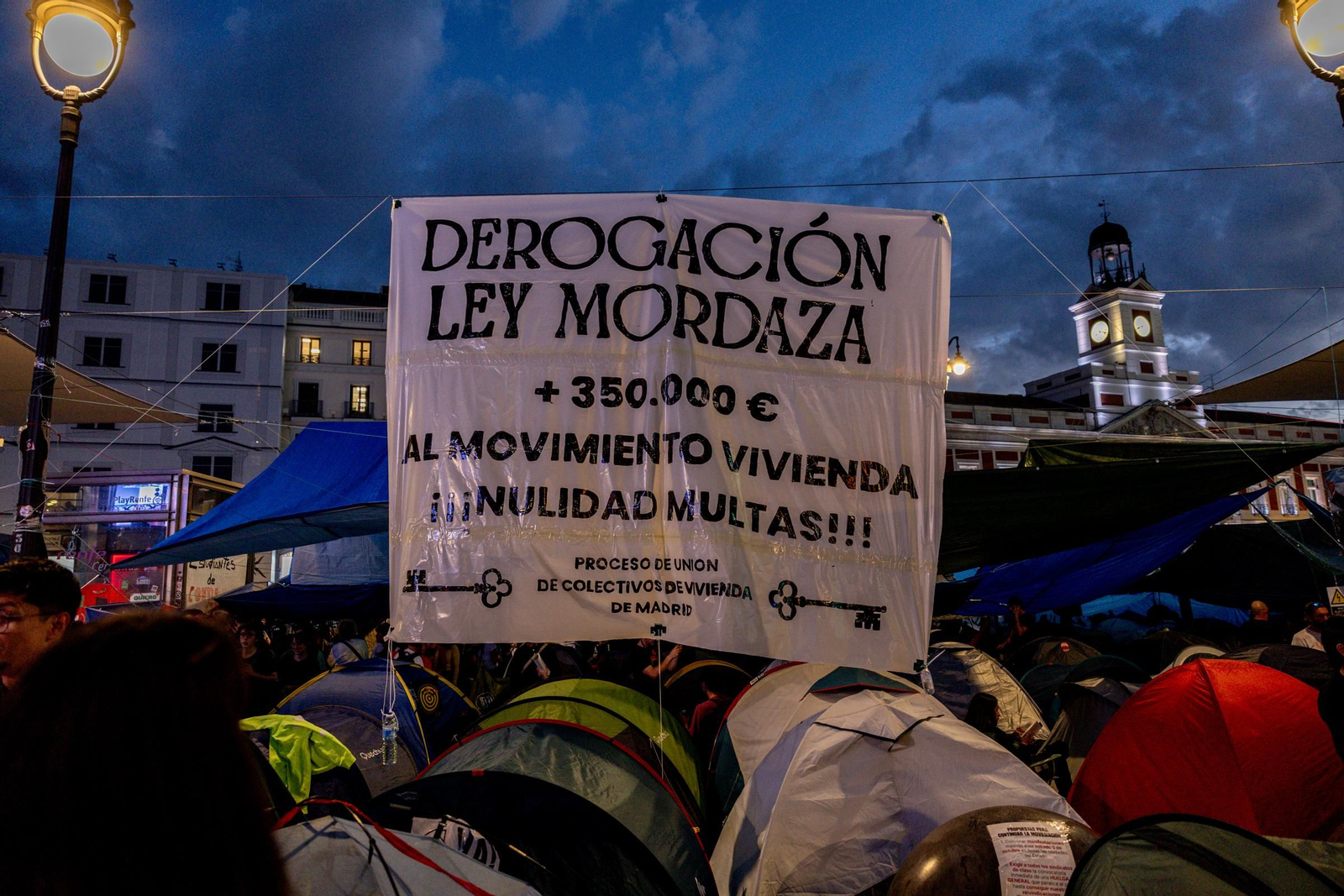 Galería | La acampada de Sol por una vivienda digna se sigue extendiendo y los congregados insisten en esta medida de presión