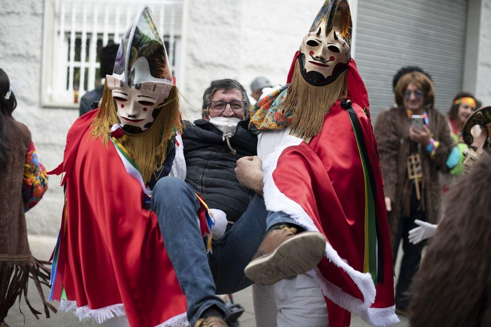 Hay quien no se sabe la norma… O sí, ¡pero cualquier excusa es buena para tomar “uns viños”! (Foto: Xesús Fariñas)