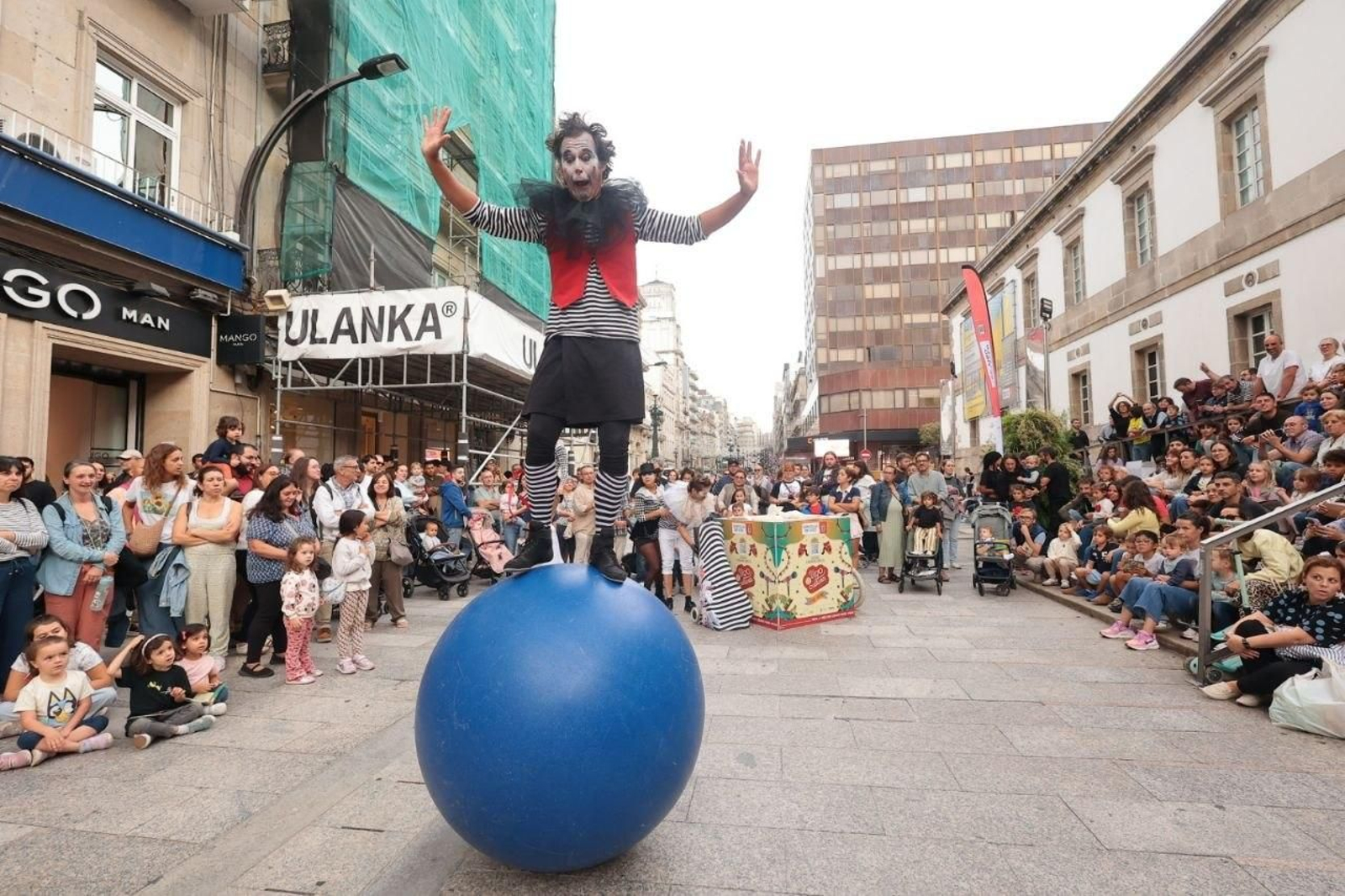Galería | Acrobacias y humor para estrenar Vigocultura en Vigo