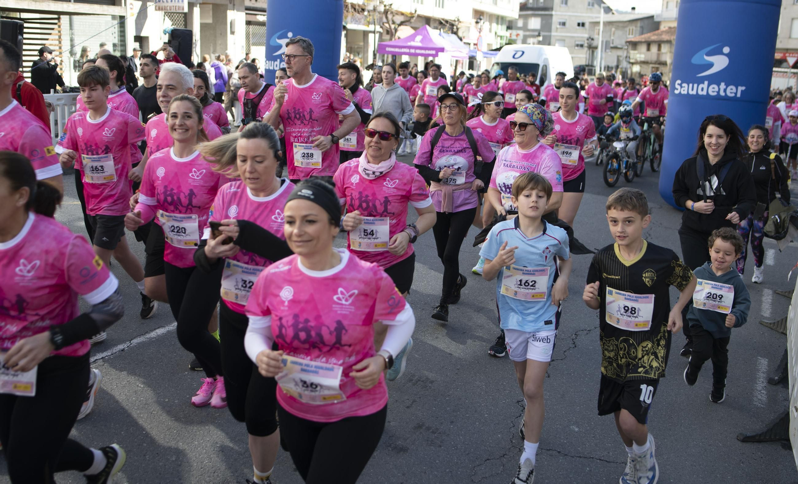 Galería | A Valenzá se tiñe de rosa con la III Carreira pola Igualdade