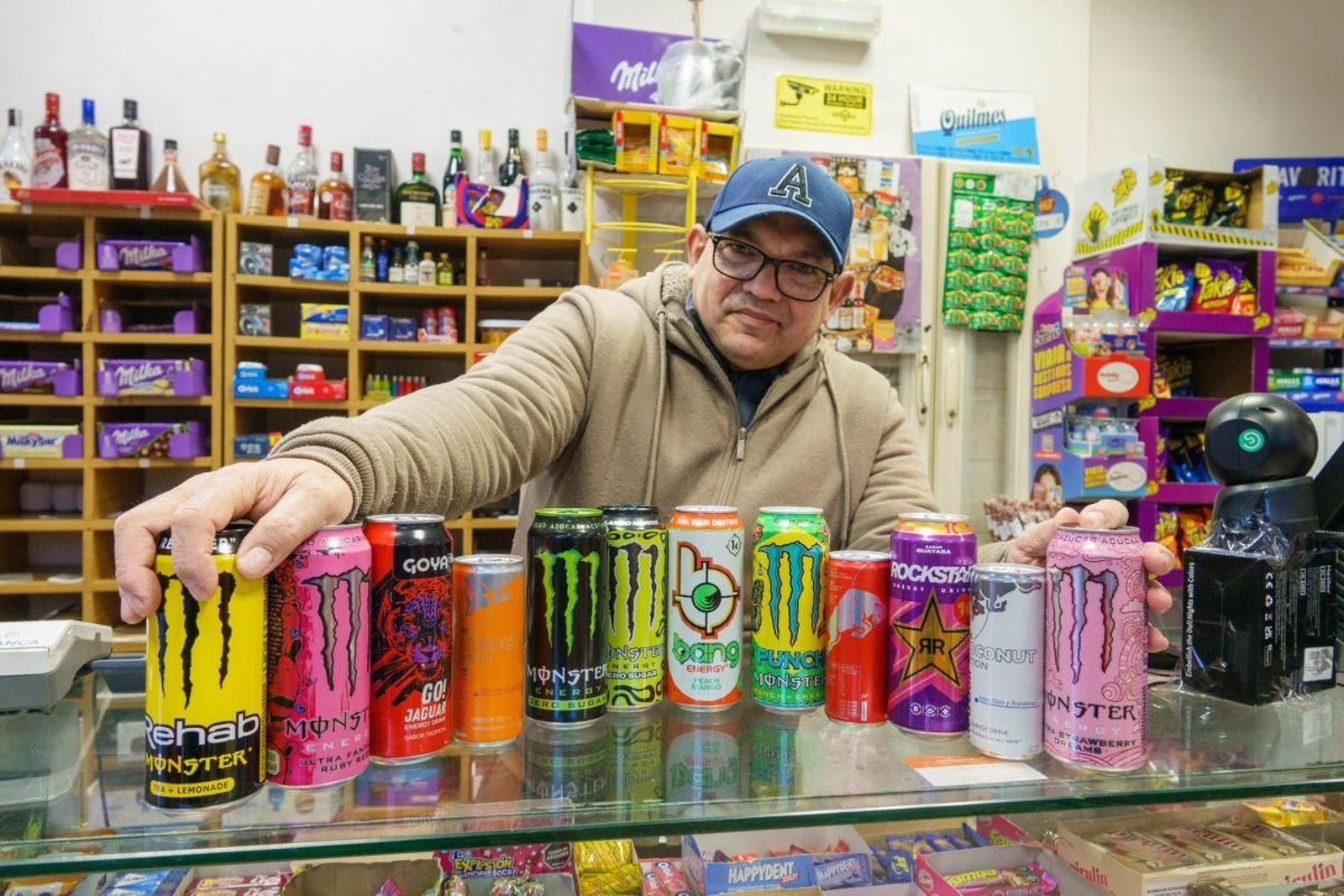 Alberto, de Vigovenez, con todas las bebidas energéticas disponibles en su establecimiento.