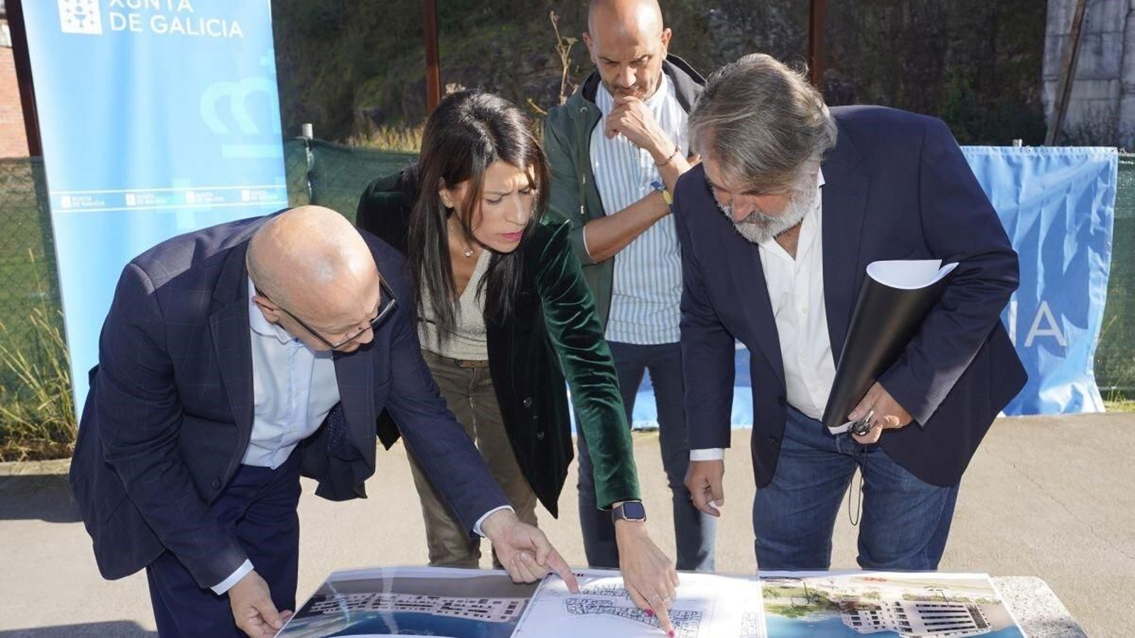 Allegue, el alcalde, y los promotores de la cooperativa de viviendas.