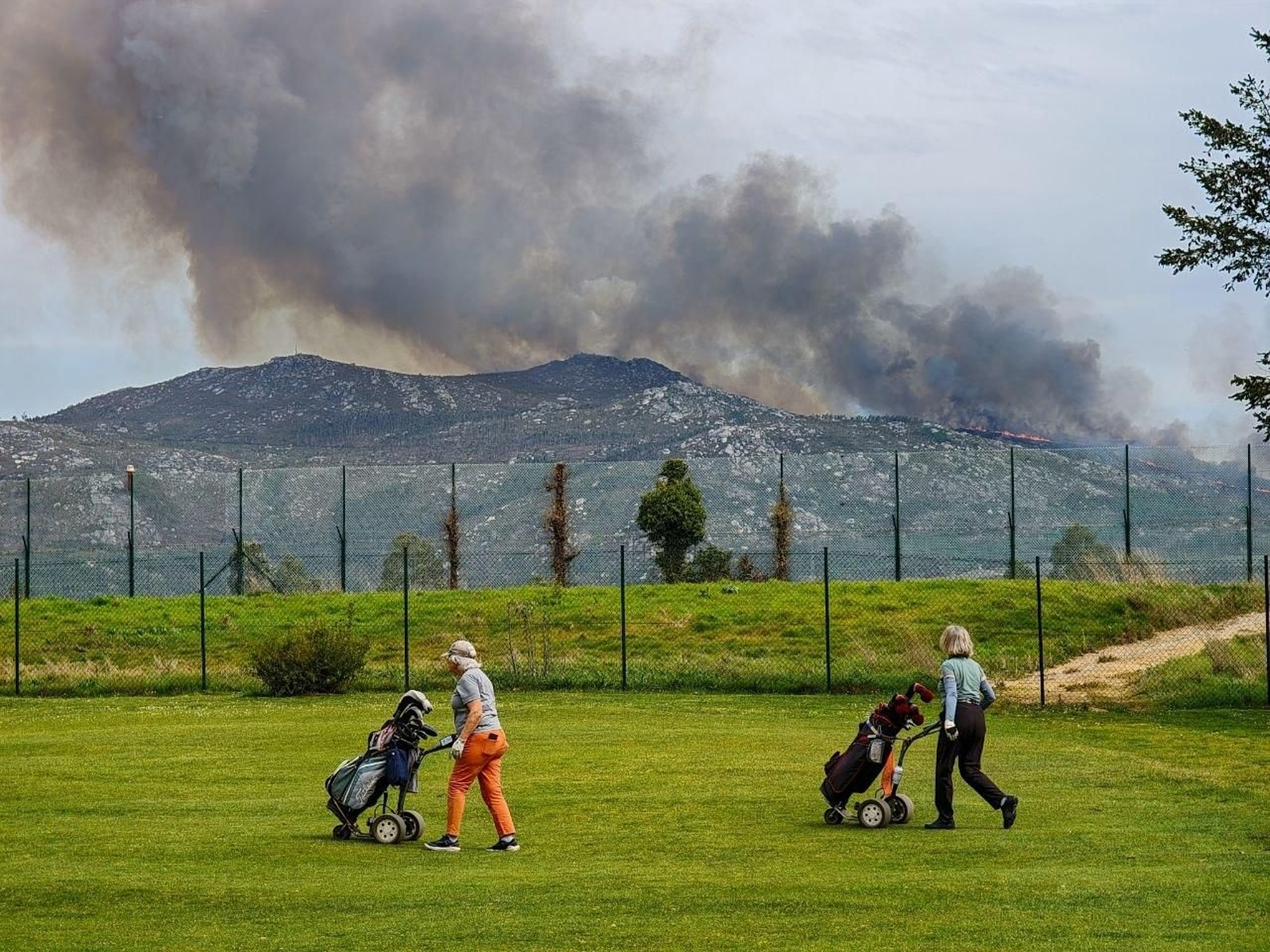 Galería | Las llamas devoran el monte Galleiro, entre Mos, Ponteareas y Pazos de Borbén
