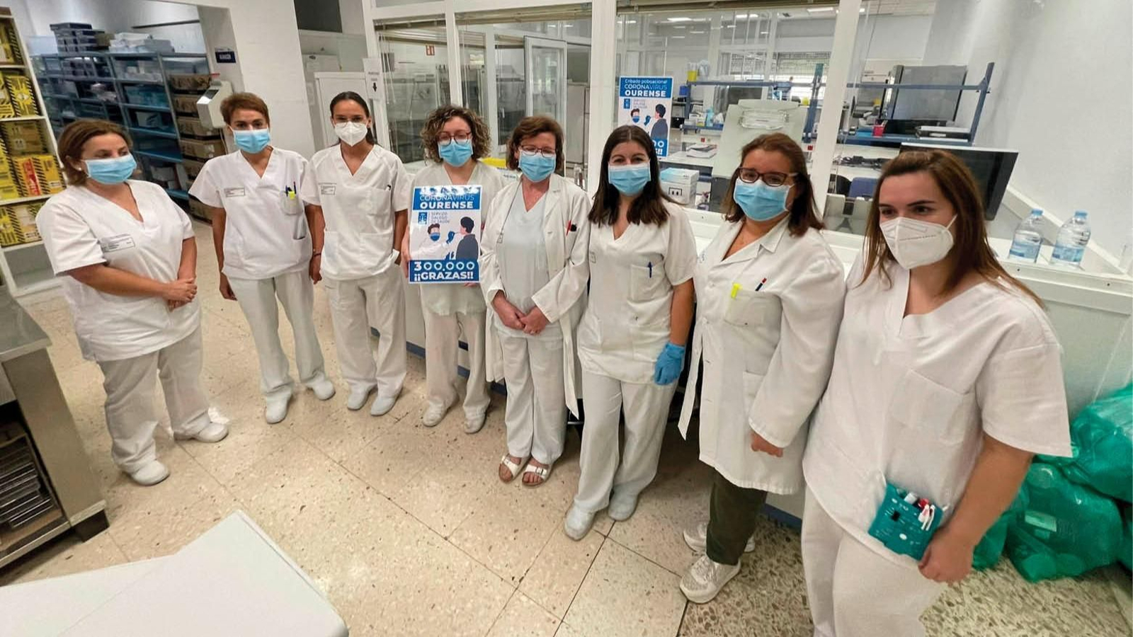 Imagen de parte del equipo sanitario del servicio de Microbiología del CHUO, encargado de analizar las PCR del área sanitaria.