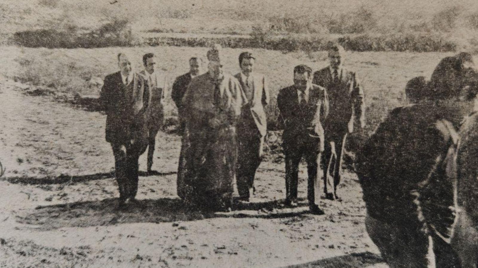 El obispo de Orense y su comitiva camino del nuevo templo.